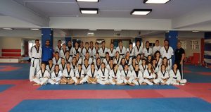 Φωτογραφία της ομάδας του taekwondo ΔΙΑΣ στη διήμερη προπονητική συνάντηση στο γήπεδο του ΕΤΑΒΕ